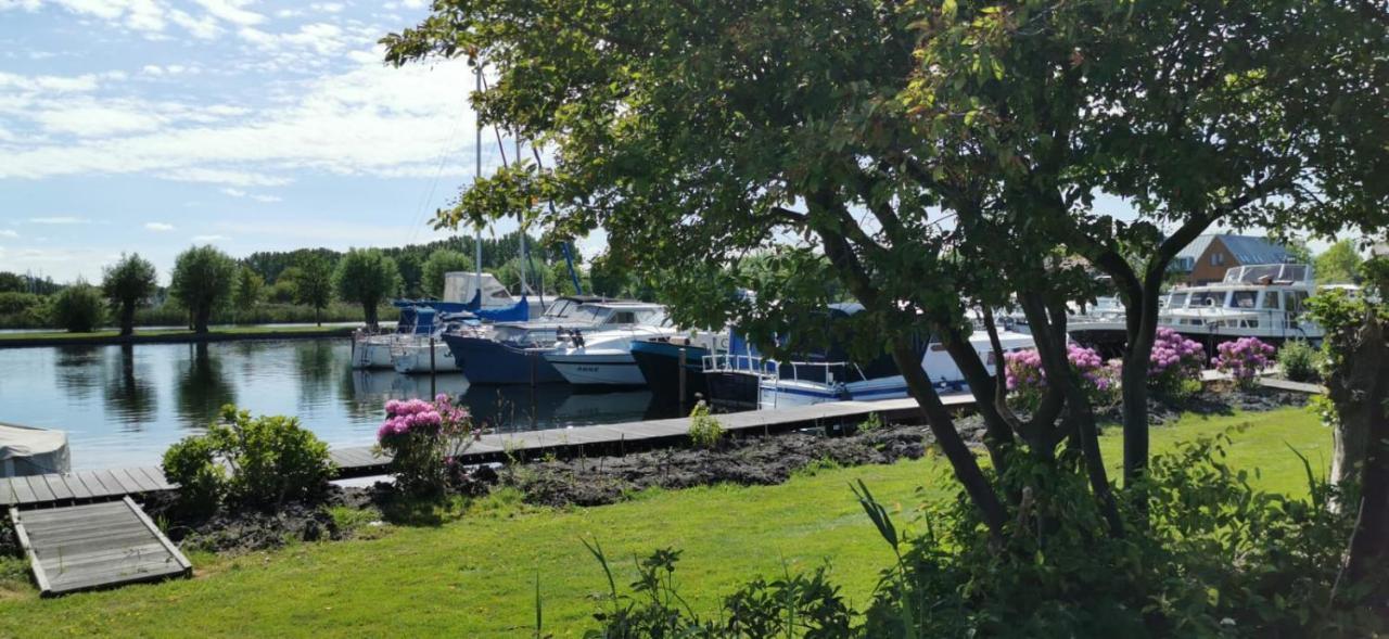 C'Est La Vie Houseboat Hotel Nederhorst den Berg Екстериор снимка