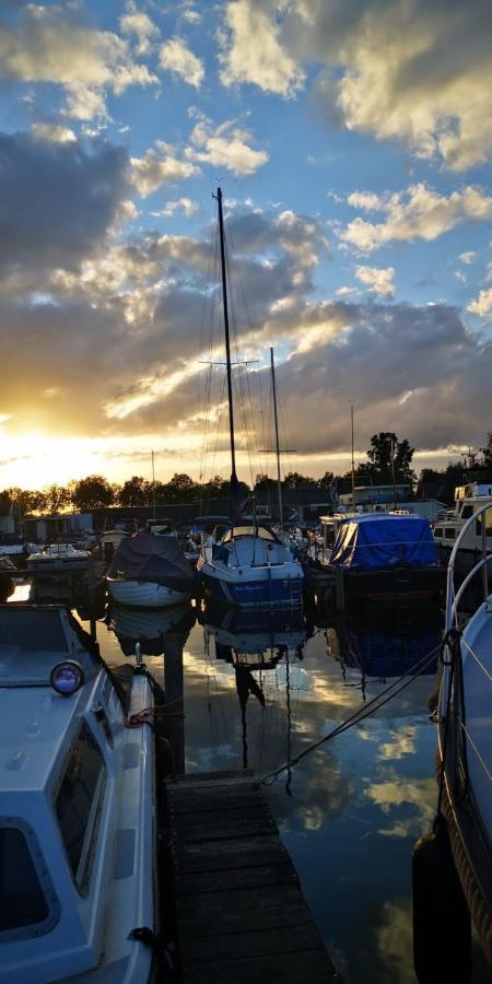 C'Est La Vie Houseboat Hotel Nederhorst den Berg Екстериор снимка