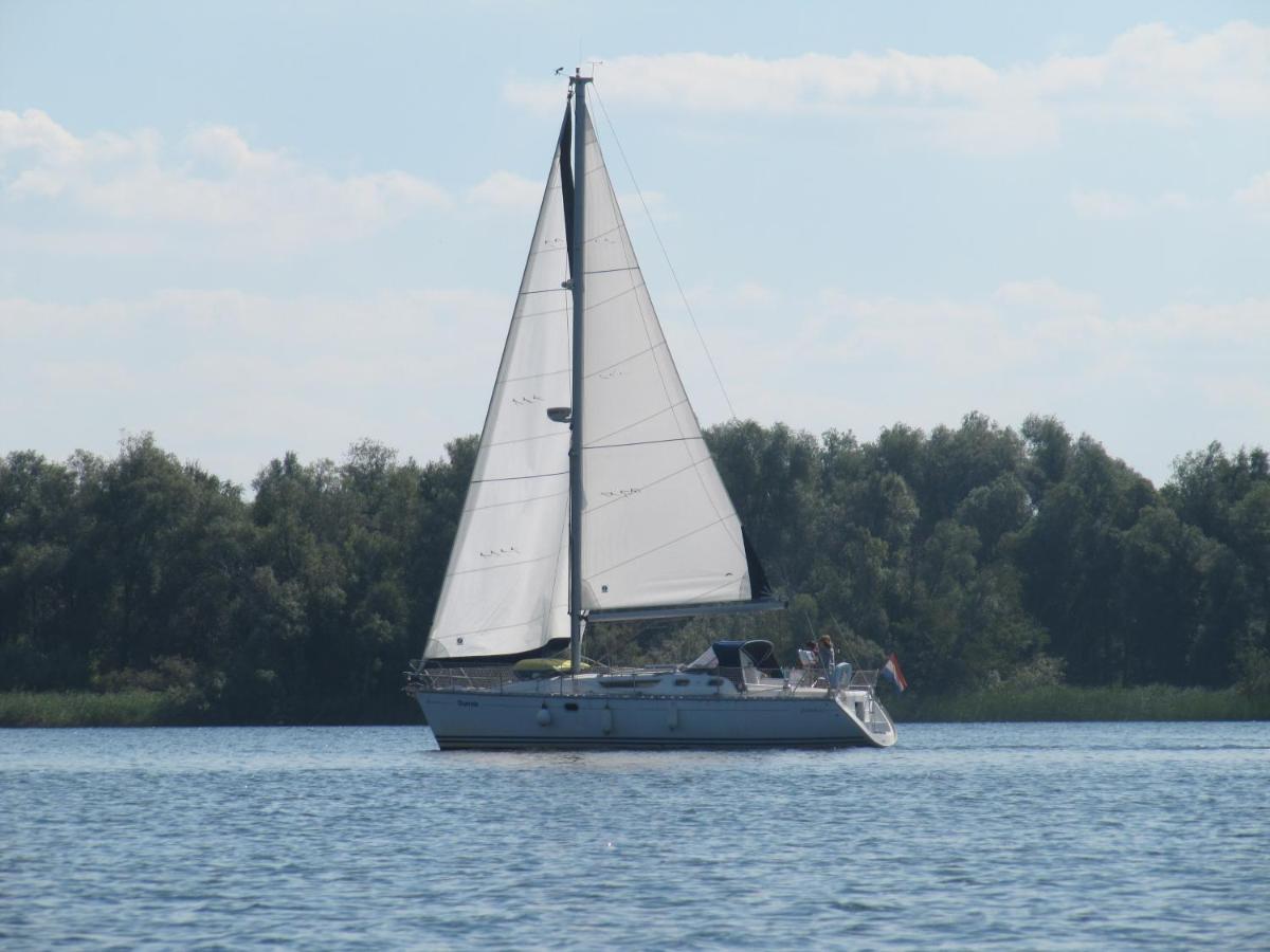 C'Est La Vie Houseboat Hotel Nederhorst den Berg Екстериор снимка